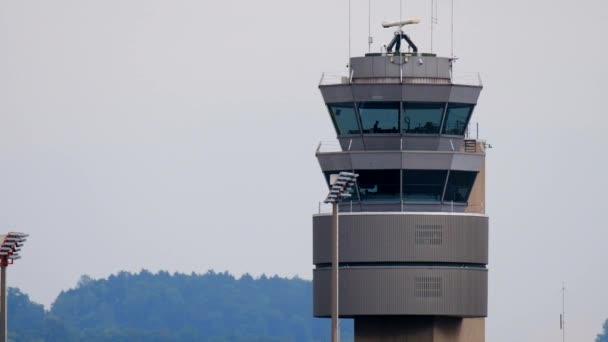 Torre de controle de tráfego no aeroporto internacional — Vídeo de Stock