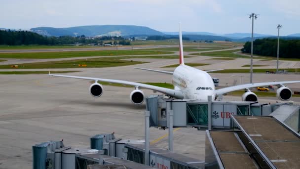Emirates airlines flygplan taxning till gaten — Stockvideo