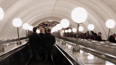 İnsanlar yürüyen merdiven Metro üzerinde