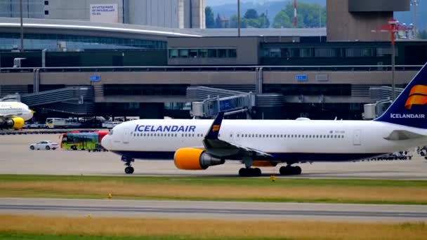 Avion des compagnies aériennes suisses circulant jusqu'à la porte — Video