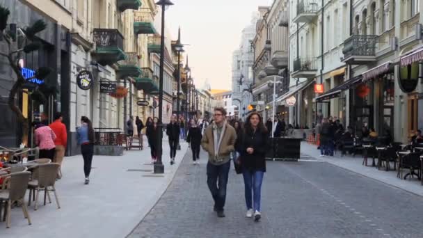 Люди ходят по улице в старом городе — стоковое видео