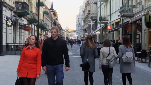 Mensen lopen op de straat in de oude stad — Stockvideo