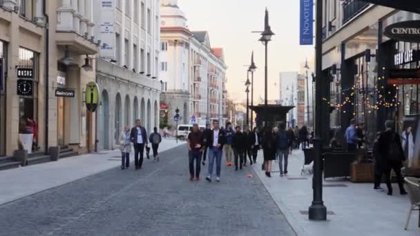 Gente caminando por la calle en la ciudad vieja — Vídeo de stock