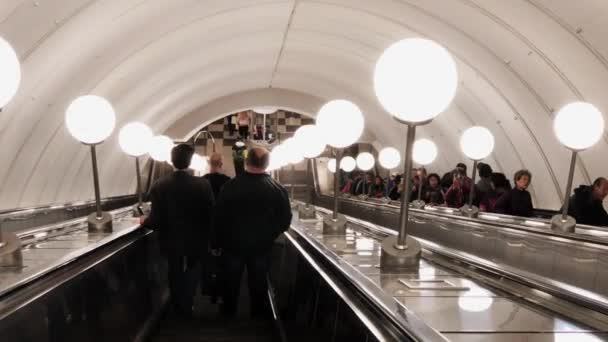Άτομα για την κυλιόμενη σκάλα στο μετρό — Αρχείο Βίντεο