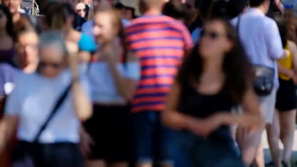 Натовп людей на вулиці — стокове відео
