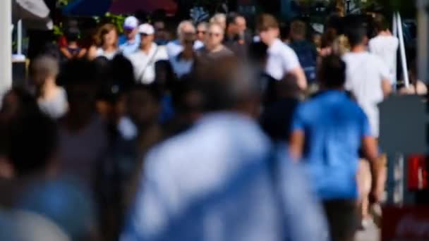 Multitud de personas en la calle — Vídeo de stock