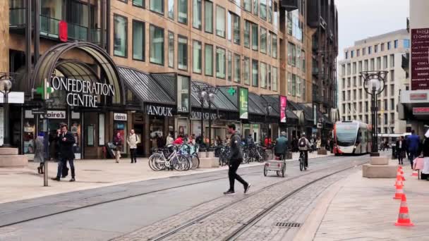 Personas y transporte urbano en el centro histórico de la ciudad durante el día — Vídeo de stock