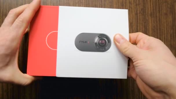 Man unboxing Rylo 360 derajat kamera video — Stok Video