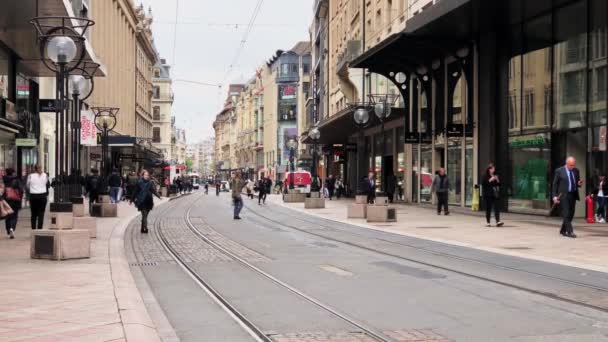 Люди и городской транспорт в старом центре города в дневное время — стоковое видео