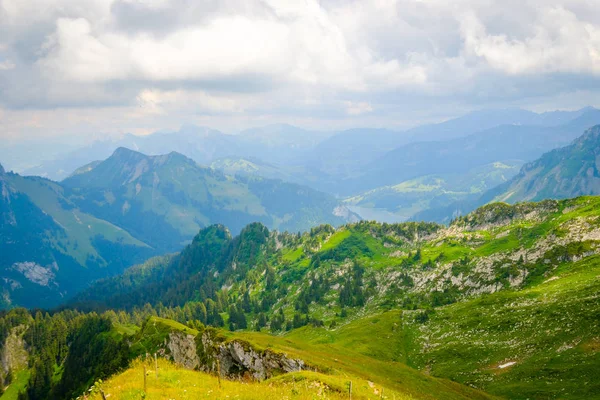 典型的夏季山脉瑞士风景 — 图库照片