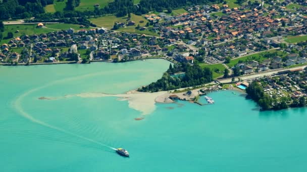 Vista aérea de un barco en el lago Brienz — Vídeo de stock