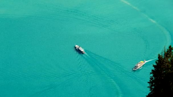 Vista aérea de un barco en el lago Brienz — Vídeo de stock