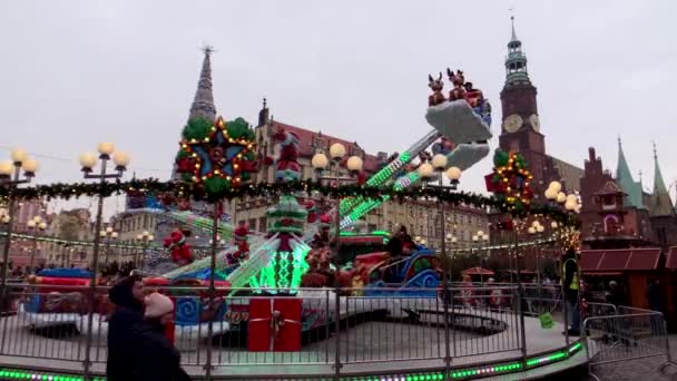 Menschen besuchen Weihnachtsmarkt in der Altstadt — Stockvideo