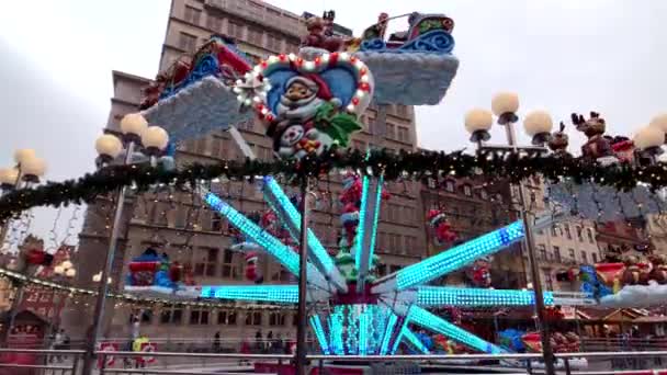 Menschen besuchen Weihnachtsmarkt in der Altstadt — Stockvideo