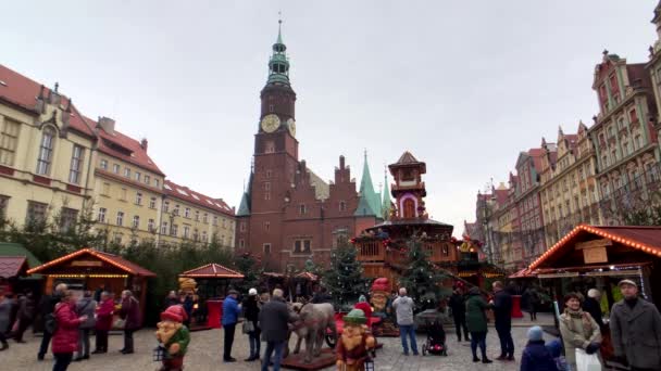 La gente frequenta il mercatino di Natale nella città vecchia — Video Stock