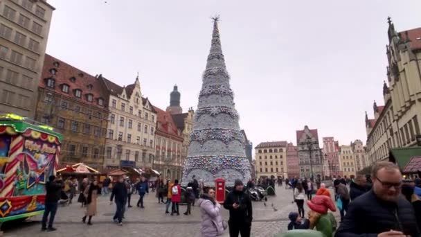 Ludzie uczestniczyć Jarmark bożonarodzeniowy w starym mieście — Wideo stockowe