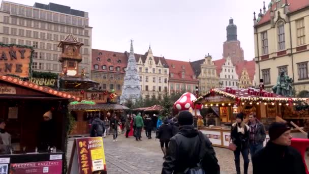 Άνθρωποι παρακολουθούν Χριστουγεννιάτικη αγορά στην παλιά πόλη — Αρχείο Βίντεο