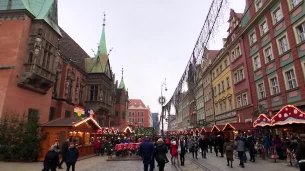 Menschen besuchen Weihnachtsmarkt in der Altstadt — Stockvideo