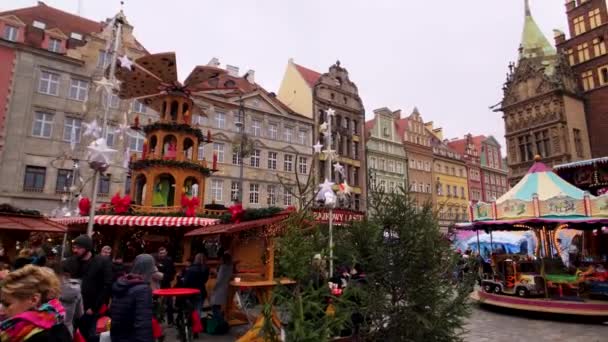 Menschen besuchen Weihnachtsmarkt in der Altstadt — Stockvideo