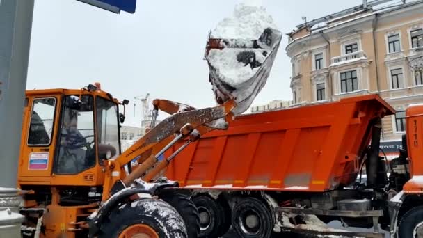 Kar yağışı şehir sokaklarını dan sonra kar makineleri kaldırmak — Stok video
