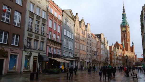 Personas caminando en el centro de la ciudad vieja durante el día — Vídeo de stock