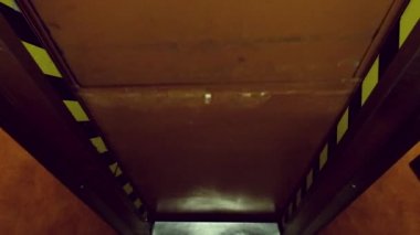 Otel eski asansörde taşır