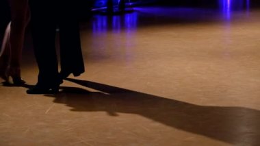 Dansçılar parke üzerinde dans ediyor