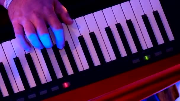 Mannenhand spelen retro synthesizer — Stockvideo