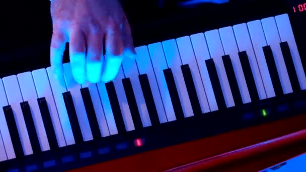 Mannenhand spelen retro synthesizer — Stockvideo