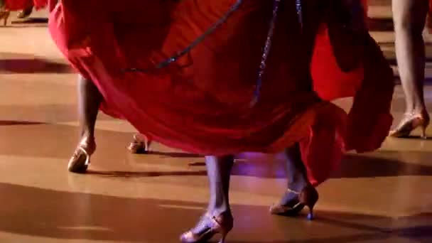 Бальні танцівниці танцюють на танцмайданчику — стокове відео