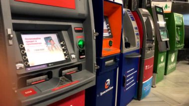 Farklı banka Atm makineleri müşteriler havaalanında bekliyor