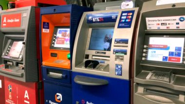Farklı banka Atm makineleri müşteriler havaalanında bekliyor