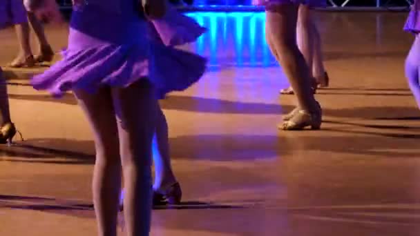 Ноги танцовщиц во время соревнований — стоковое видео