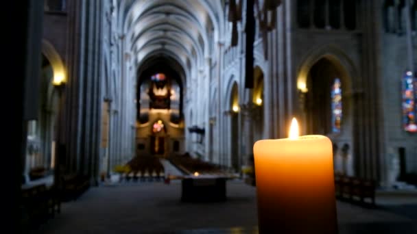 Intérieur déconcentré de la cathédrale catholique — Video