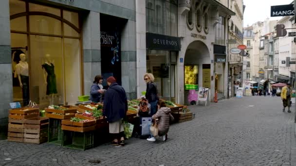 Vendedor de rua vende frutas e legumes — Vídeo de Stock