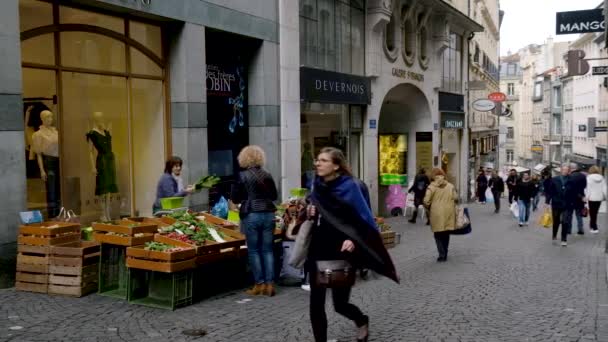 Vendedor de rua vende frutas e legumes — Vídeo de Stock