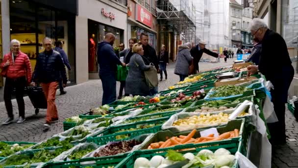 Vendeur de rue vend des fruits et légumes — Video