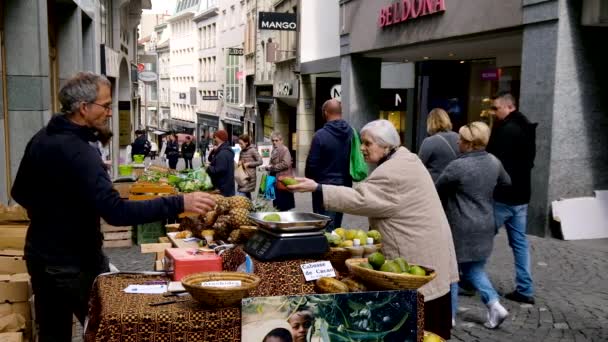 Gatuförsäljare säljer frukt och grönsaker — Stockvideo