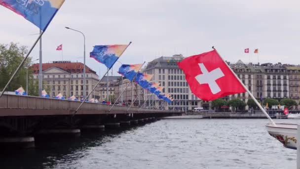 Mont Blanc Bridge s vlajkami všech kantonů Švýcarska — Stock video