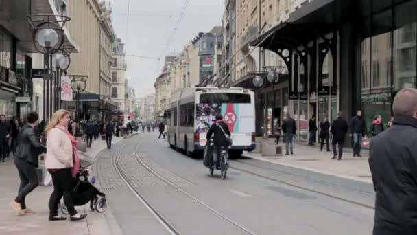 Personas y transporte urbano en el centro histórico de la ciudad durante el día — Vídeos de Stock
