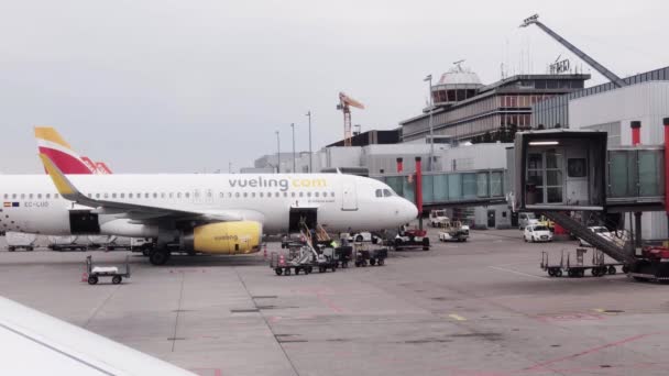 Vueling avión de las aerolíneas en el aeropuerto a la hora del día — Vídeos de Stock