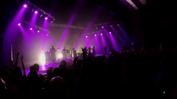Толпа фанатов, аплодирующих концерту live rock — стоковое видео