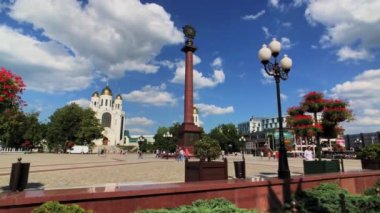 Kaliningrad gün anda şehrin merkezinde ana meydanında,
