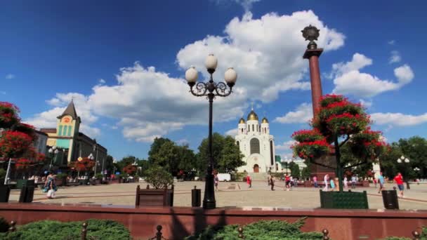 Plaza principal de Kaliningrado en el centro de la ciudad durante el día , — Vídeo de stock