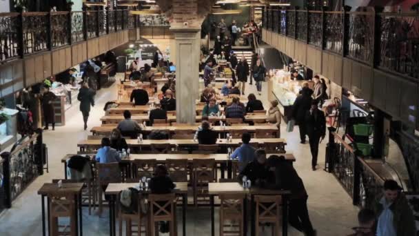 Människor äter i en foodcourt i Centralmarknaden — Stockvideo