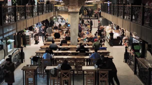 La gente come en un patio de comidas en el Mercado Central — Vídeo de stock