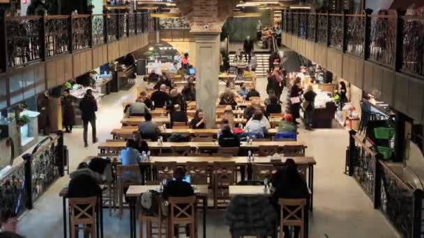İnsanlar bir food court Merkezi Pazar yemek — Stok video