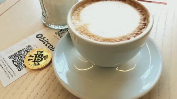 Bitcoin betalning i café. — Stockvideo