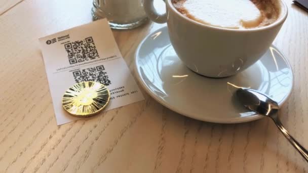 Bitcoin-Zahlung im Café. — Stockvideo