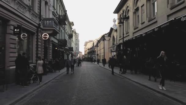 Gente caminando por la calle en la ciudad vieja — Vídeos de Stock